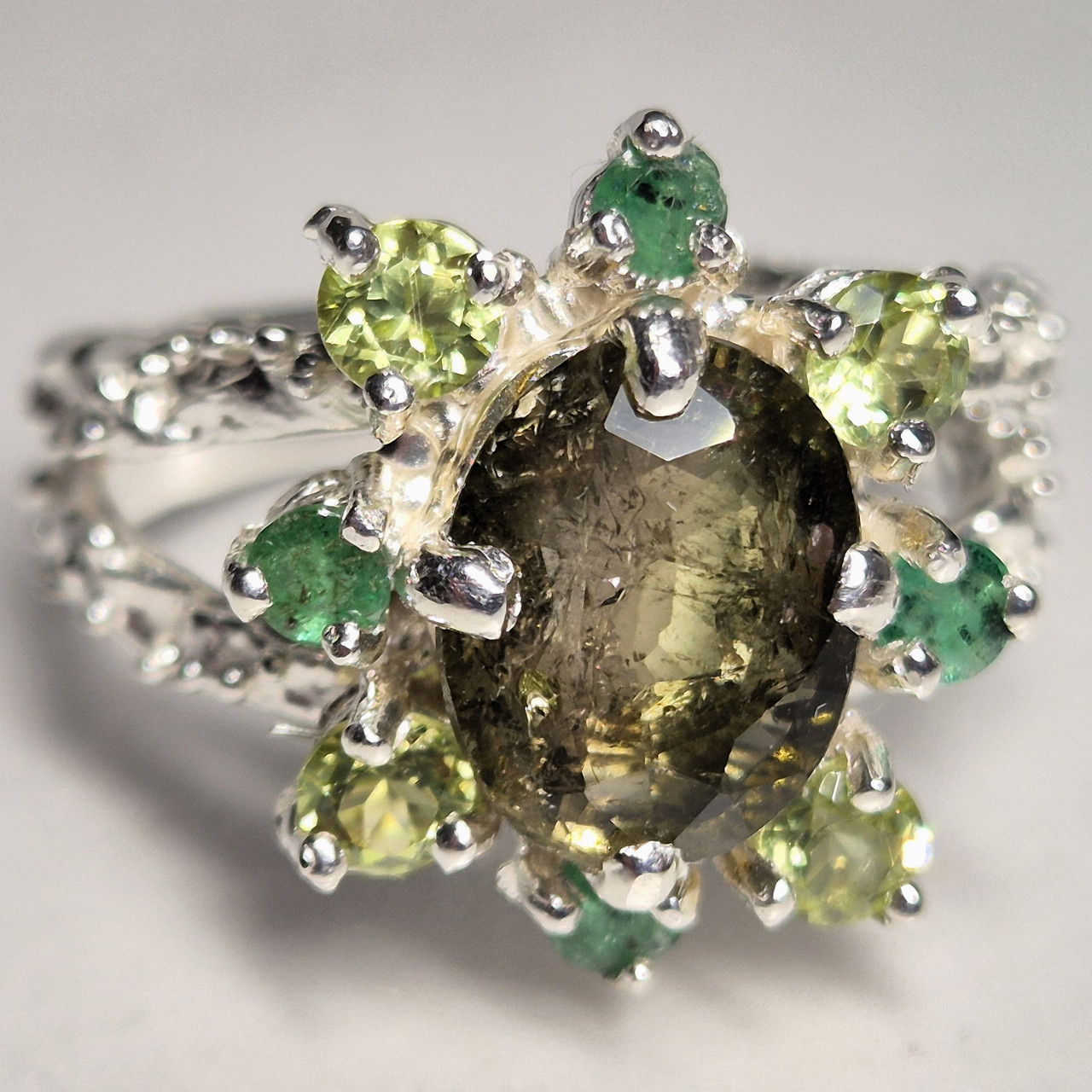 Каблучка срібна з природними турмаліном, смарагдами, хризолітами ручна робота майстрів Таїланду, фото 1