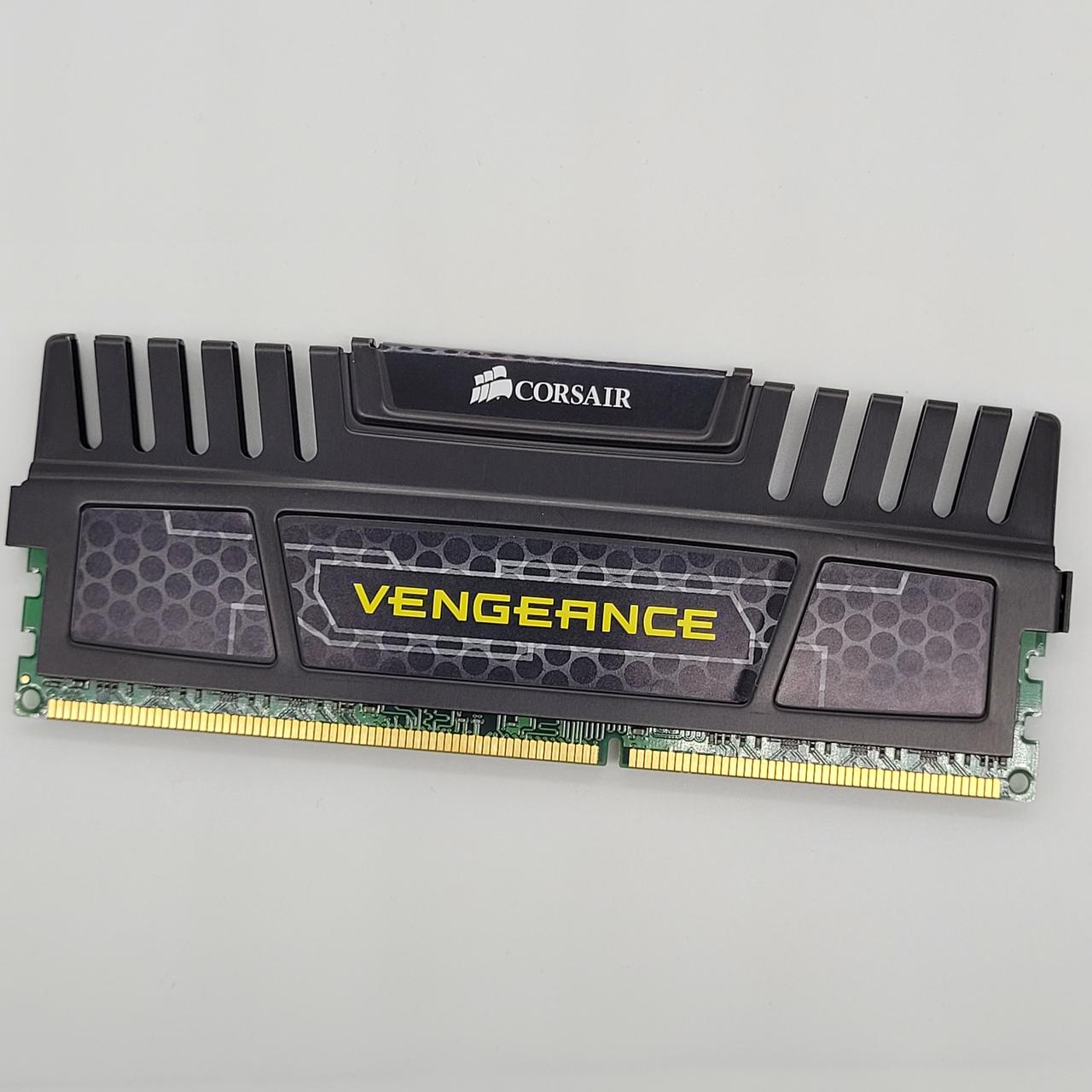 Ігрова оперативна пам'ять Corsair Vengeance DDR3 8 Gb 1600MHz PC3-12800U 2R8 CL10 (CMZ16GX3M2A1600C10) Б/В