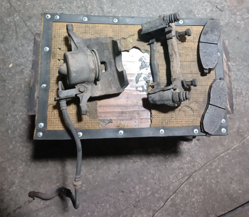 Супорт передній правий у зборі Mitsubishi L200 1996-2005 рр Б\У, фото 1