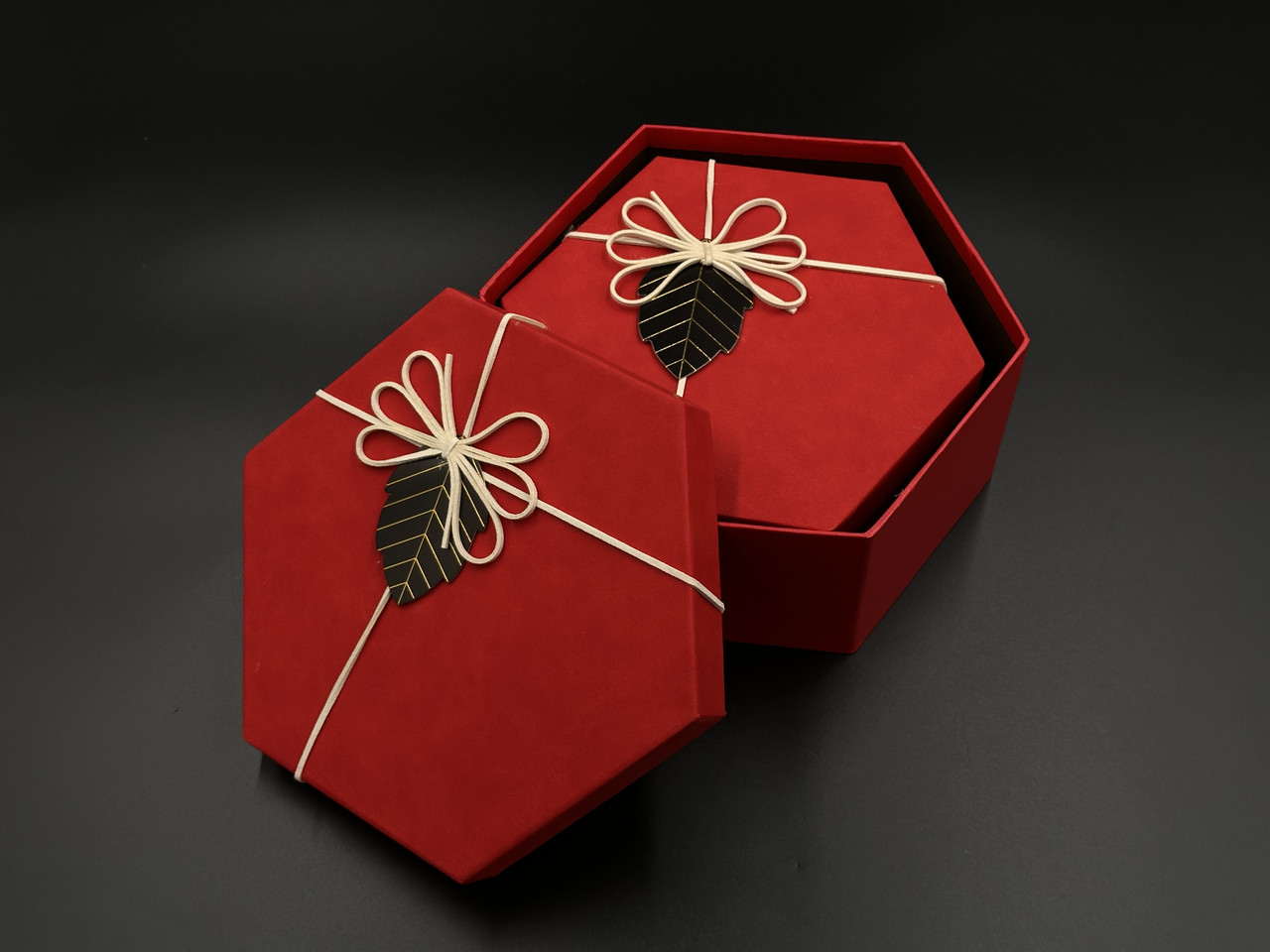 Коробка подарункова шестикутна з бантиком. 3шт/комплект. Колір червоний. 19х10см., фото 1