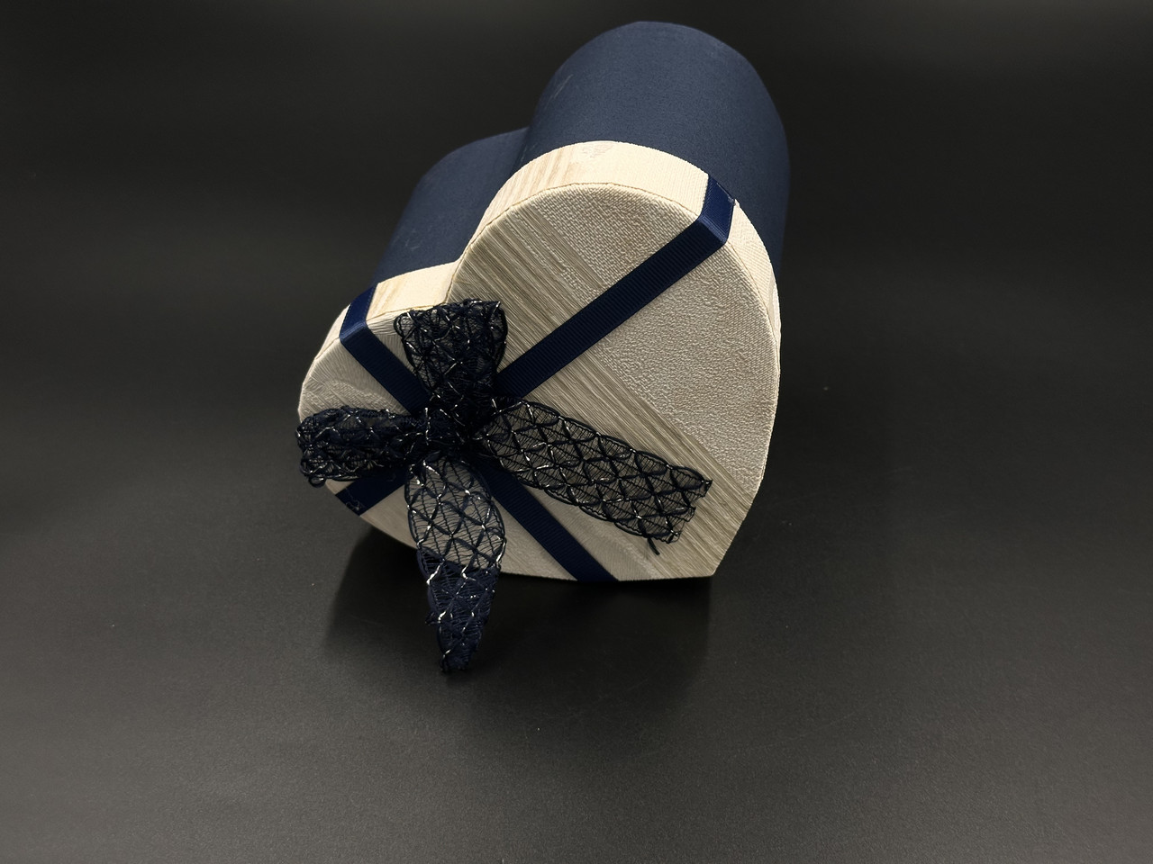 Коробка подарункова з ручками і бантиком. Серце. Колір синій. 15х12х12см., фото 1