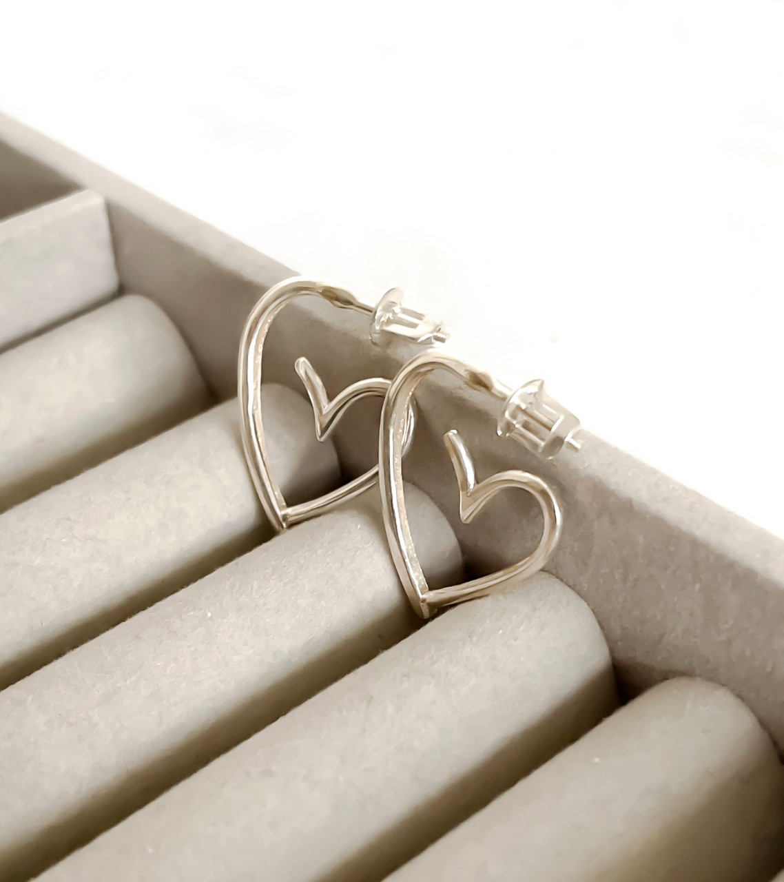 Срібні сережки-гвоздики з великим сердечком "Попелюшка"., фото 1