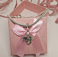 Елегантний браслет із металевого ланцюжка, прикрашений різними мініатюрними підвісками