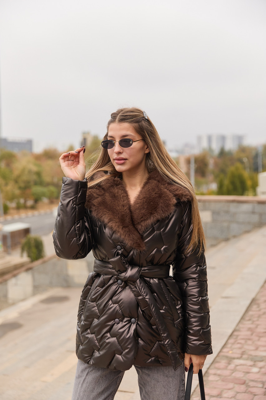 Тепла брендова якісня коротка ктуальна жіноча зимова стьобана куртка у шоколадному кольорі