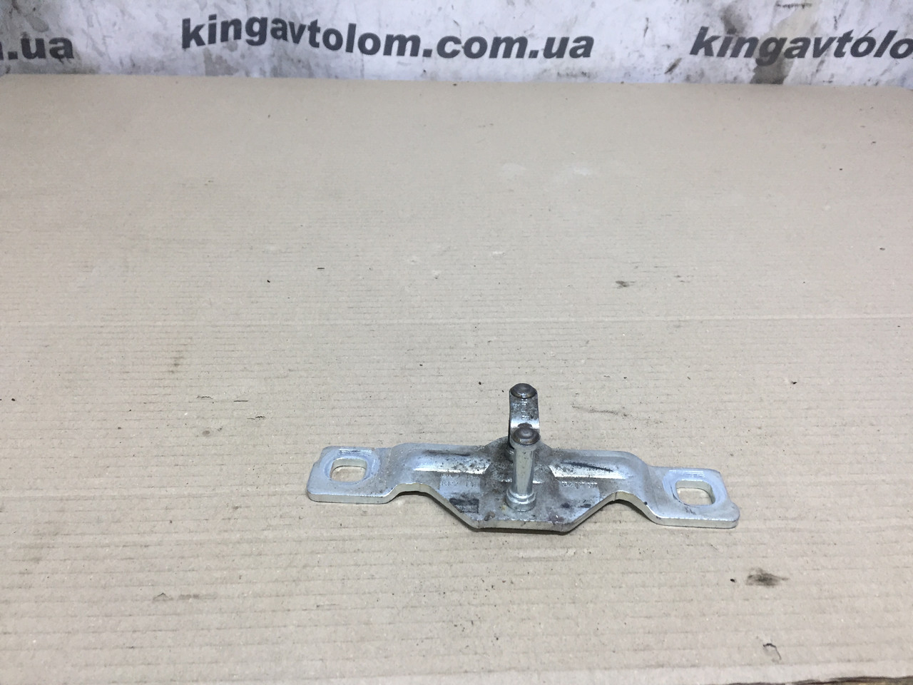 Скоба кришки багажника Audi A4 B8 8P4827507