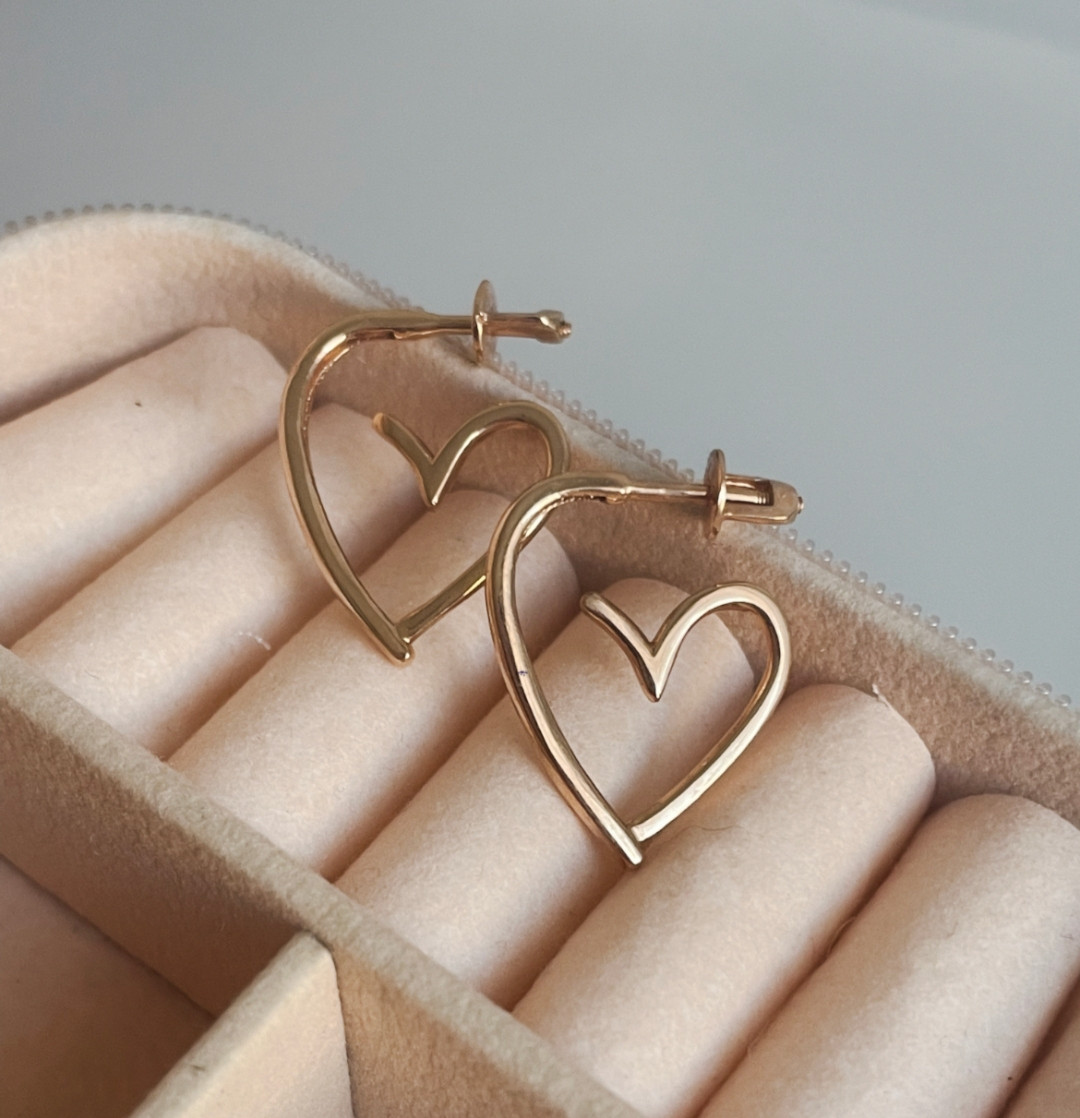 Сережки-гвоздики з великим сердечком в позолоті "Попелюшка", фото 1