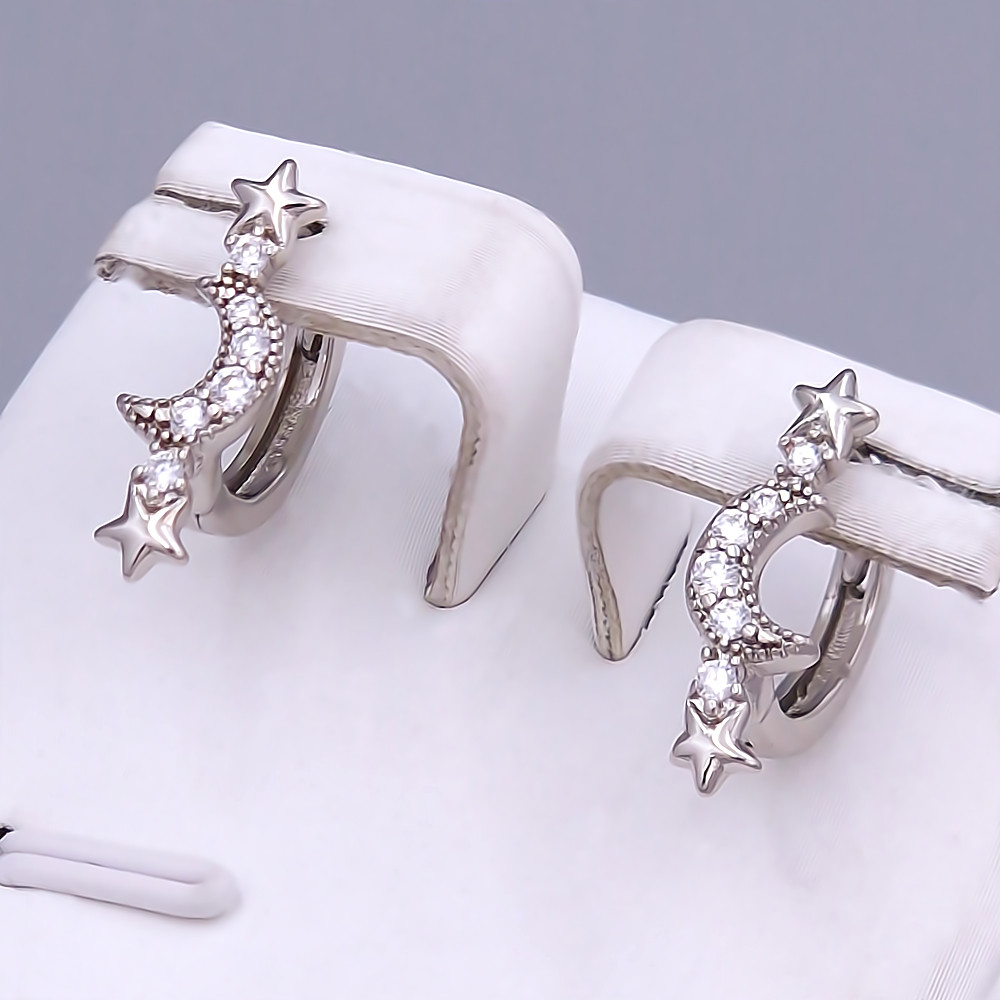 Сережки ХР. Родій. Камені: білий циркон. Довжина: 17 мм. Ширина: 5 мм.