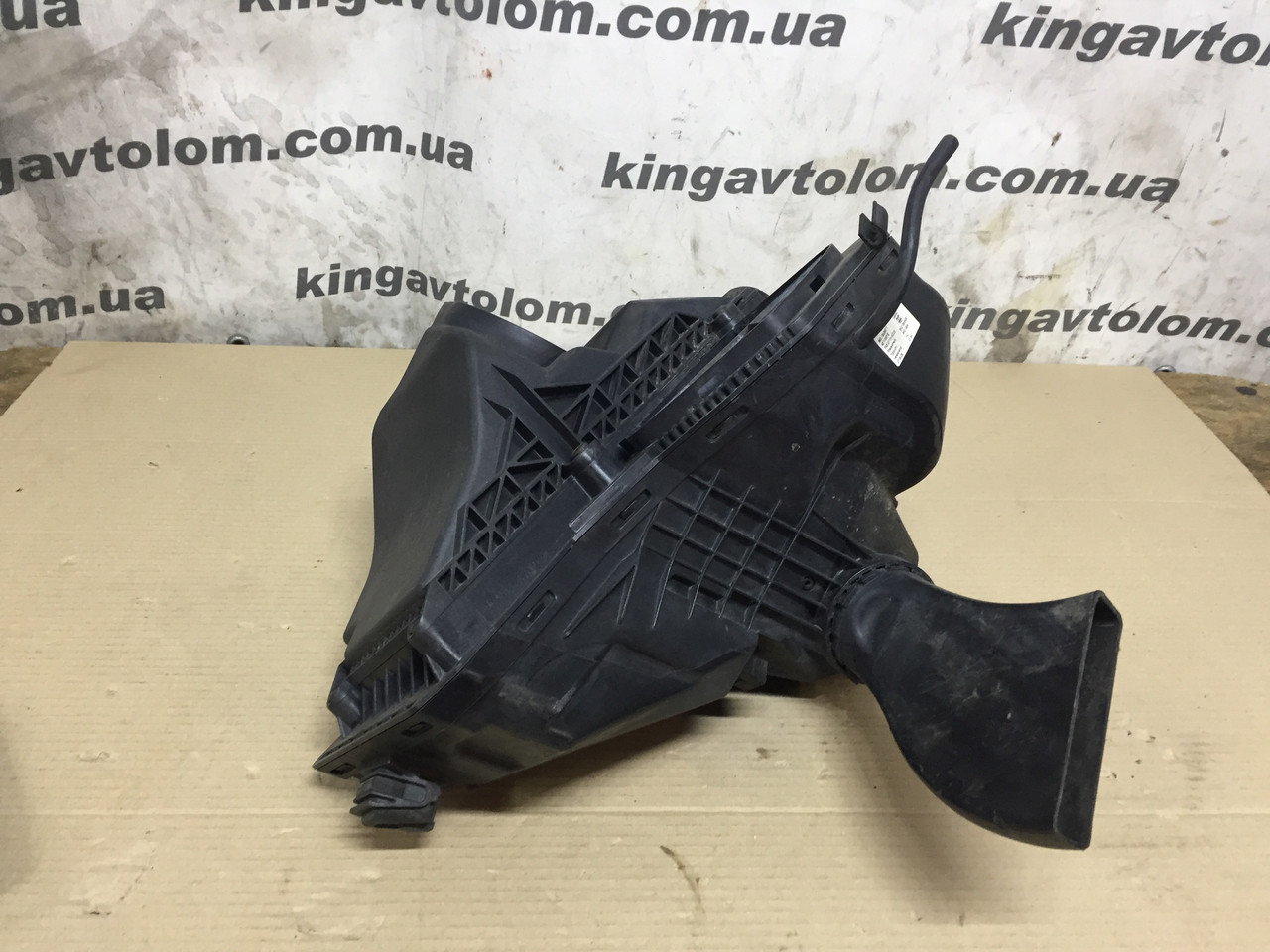 Корпус повітряного фільтра Audi A4 B8 8K0133837T