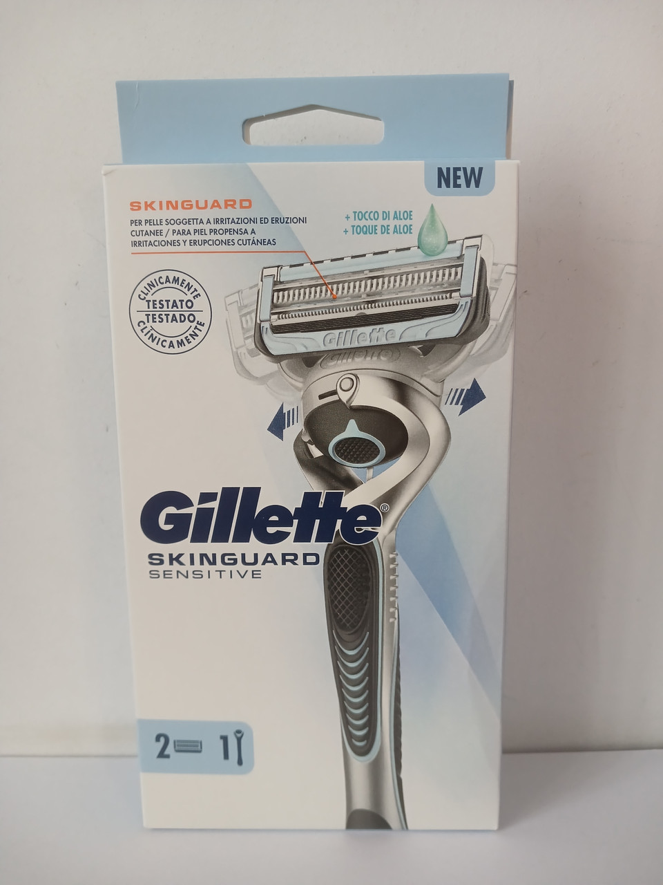 Станок для гоління Gillette Fusion Skinguard sensitive + 2 касети