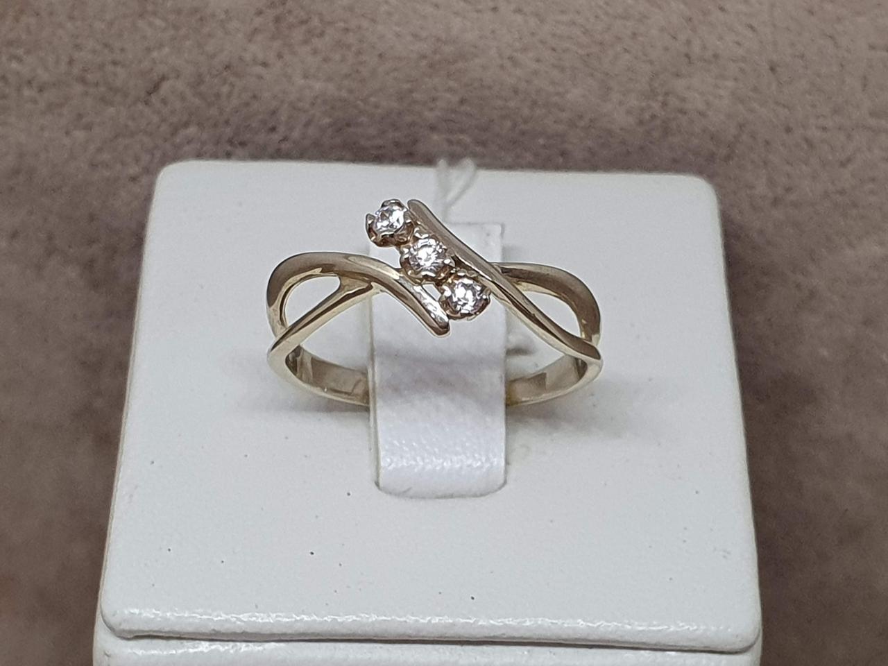 Золоте кільце з фіанітами. 3523562Б 17,5