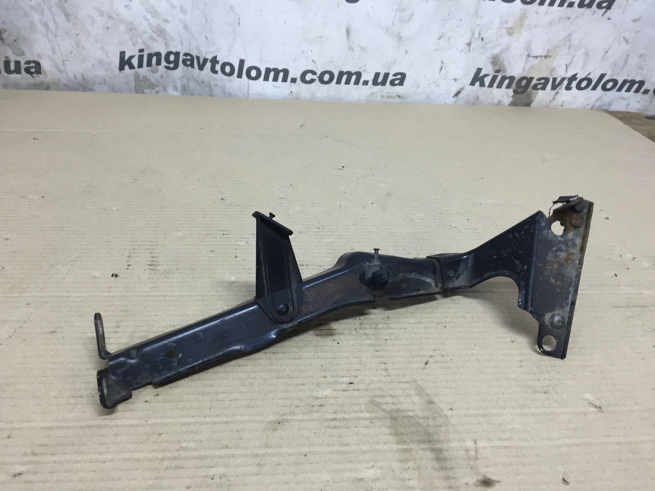Кронштейн кріплення крила лівий Audi A4 B8 8K0821135