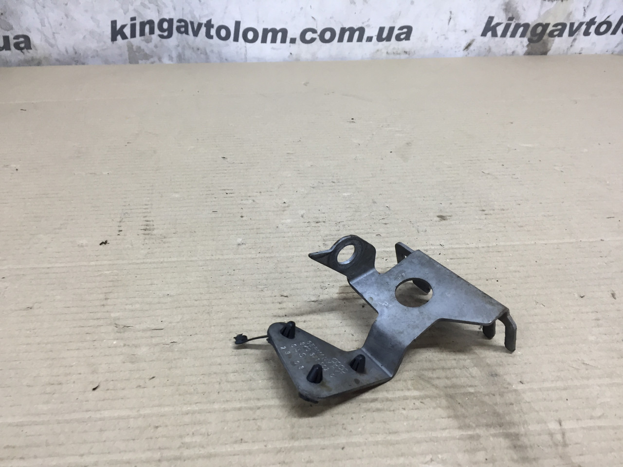 Кронштейн Audi A4 B8 8K0971502C