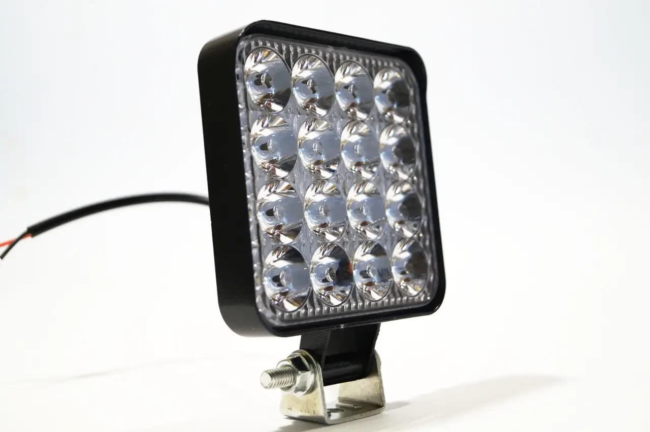 ФАРА LED КВАДРАТНА 58W (16 ДИОДВ) (8.5СМ Х 8.5СМ Х 1.5СМ)+ СТРОБОСКОП