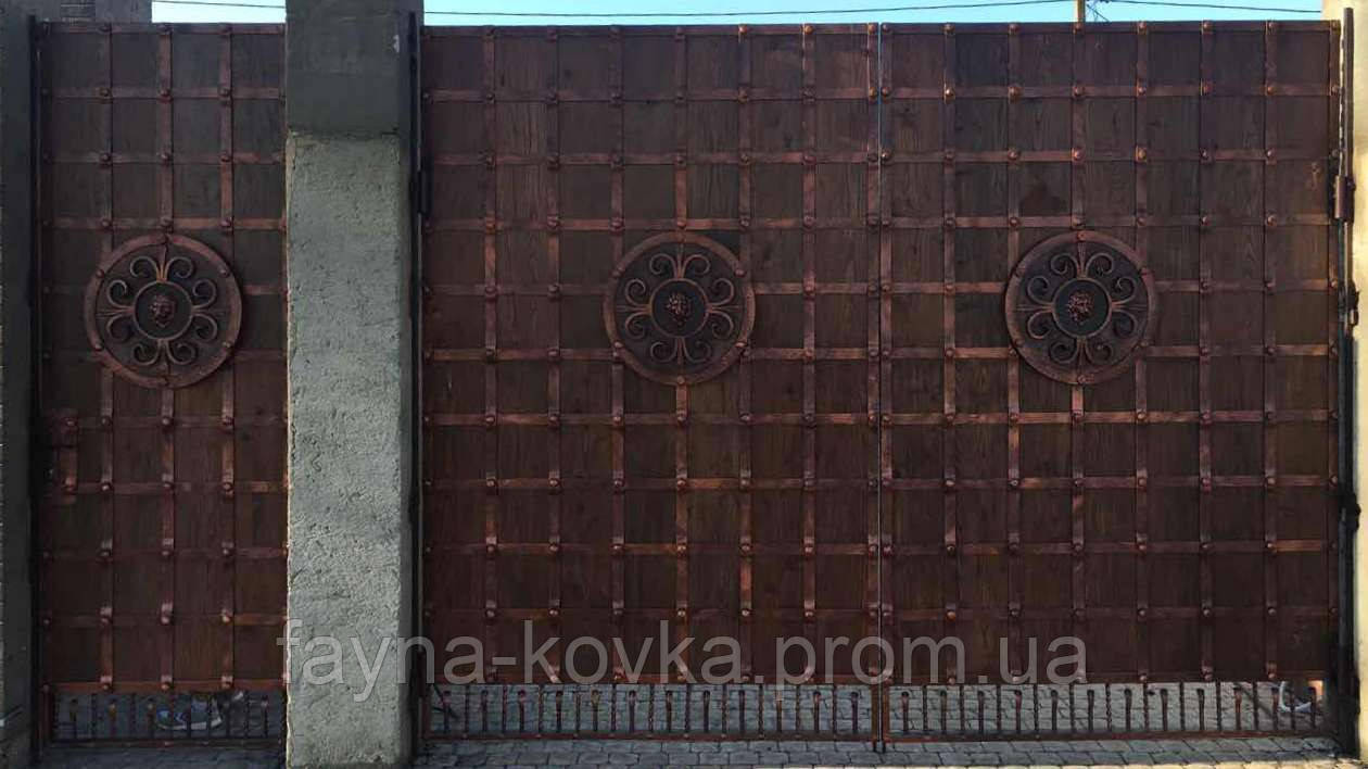 Ворота кованые со щитами (всередине дерево) 262