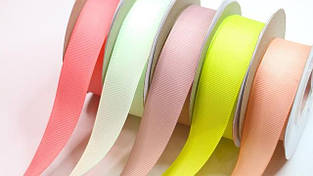 Репсові стрічки рулонами.