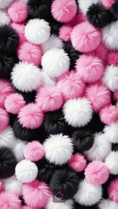 Помпони. В'язані шапочки, хутряні бубончики.