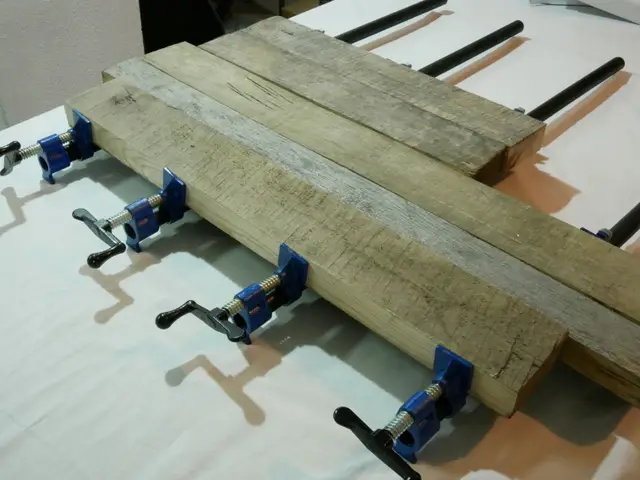 Струбцина трубна 3/4" Geko G29961 гвинтова - використання в роботі