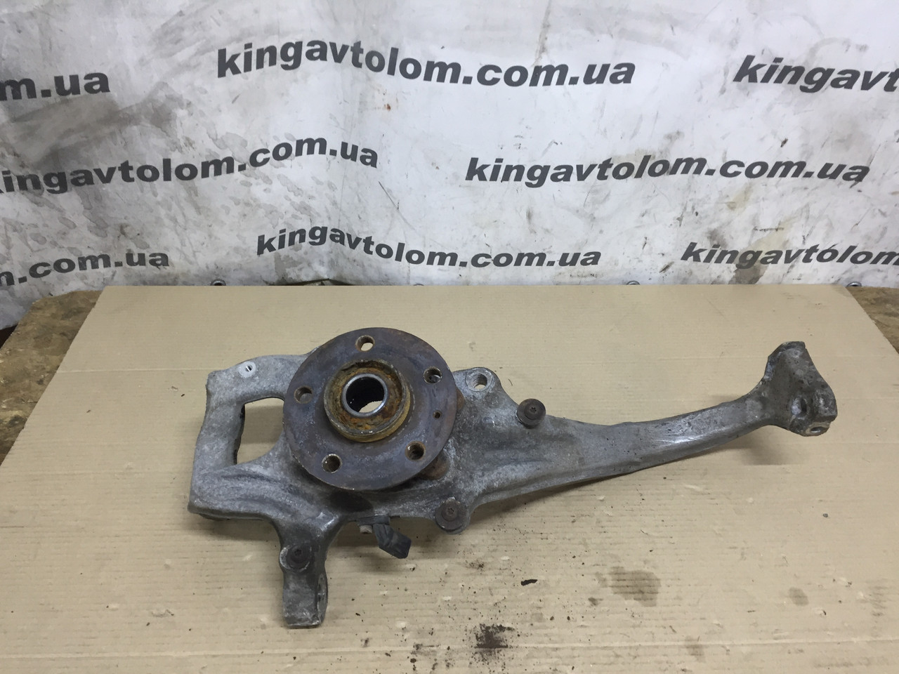 Цапфа передня права Audi A4 B8 8K0407258G