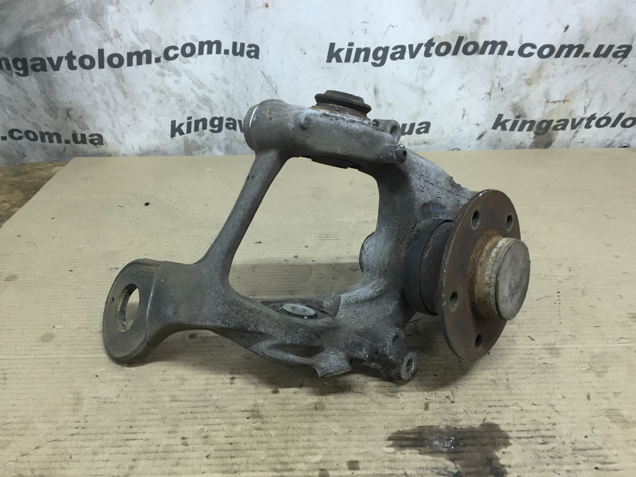 Задній поворотний кулак правий Audi A4 B8 8K0505436AB