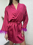 Шовковий халат на запах з пірям у рожевому кольорі, фото 3