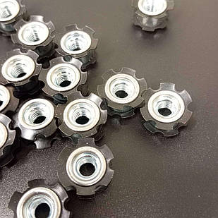 Гайка меблева забивна М6 для круглих труб корончаста