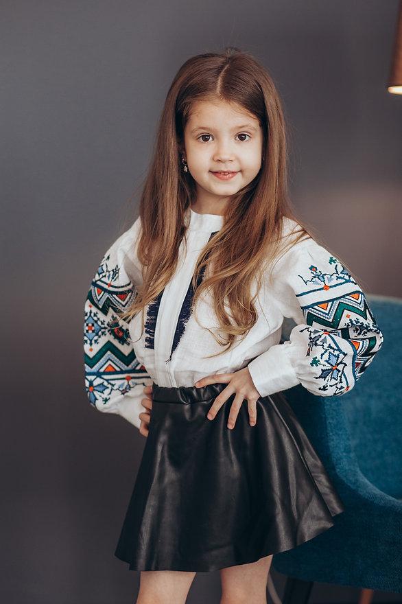 Вишиванка для дівчинки (209) біла гладдю