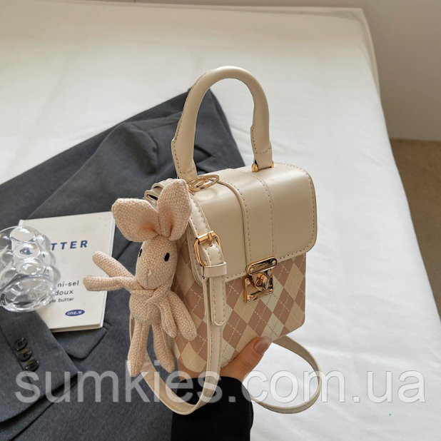 Маленька дитяча сумочка з іграшкою брелоком, міні сумка для дівчаток з зайчиком, фото 1
