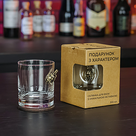 Склянка для віскі з лимонкою, лимонка в склянці для віскі