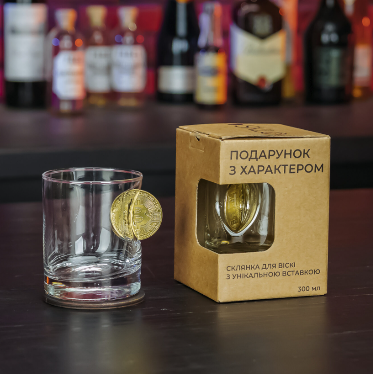 Склянка для віскі з біткоїном, біткоїн у склянці для віскі.