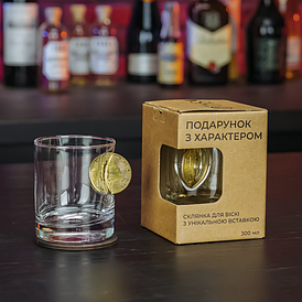 Склянка для віскі з біткоїном, біткоїн у склянці для віскі.