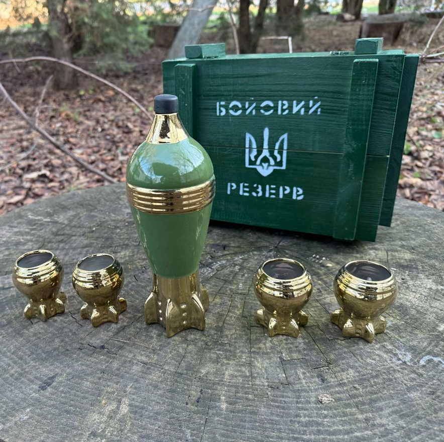 Пляшка міна з чарками в дерев'яному ящику. Подарунковий набір для чоловіка