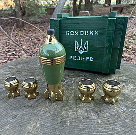 Пляшка міна з чарками  в дерев'яному ящику. Подарунковий набір для чоловіка