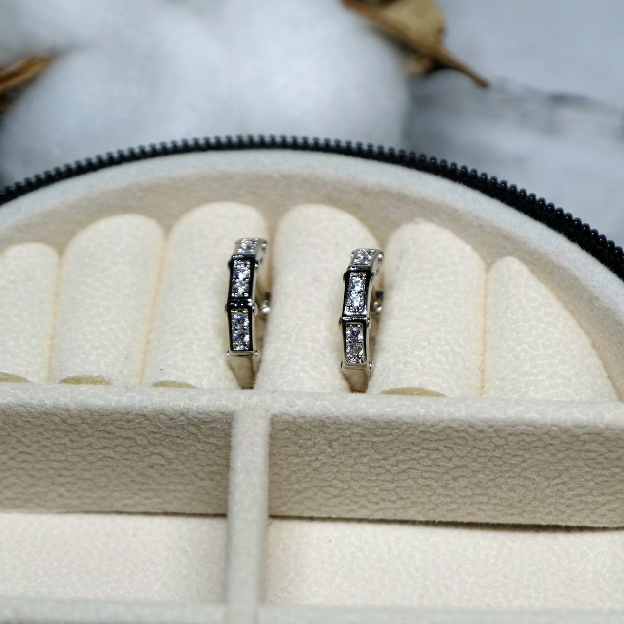 Сережки Xuping Jewelry з білим цирконом з медичного сплаву родій 14х3 мм XCP-271