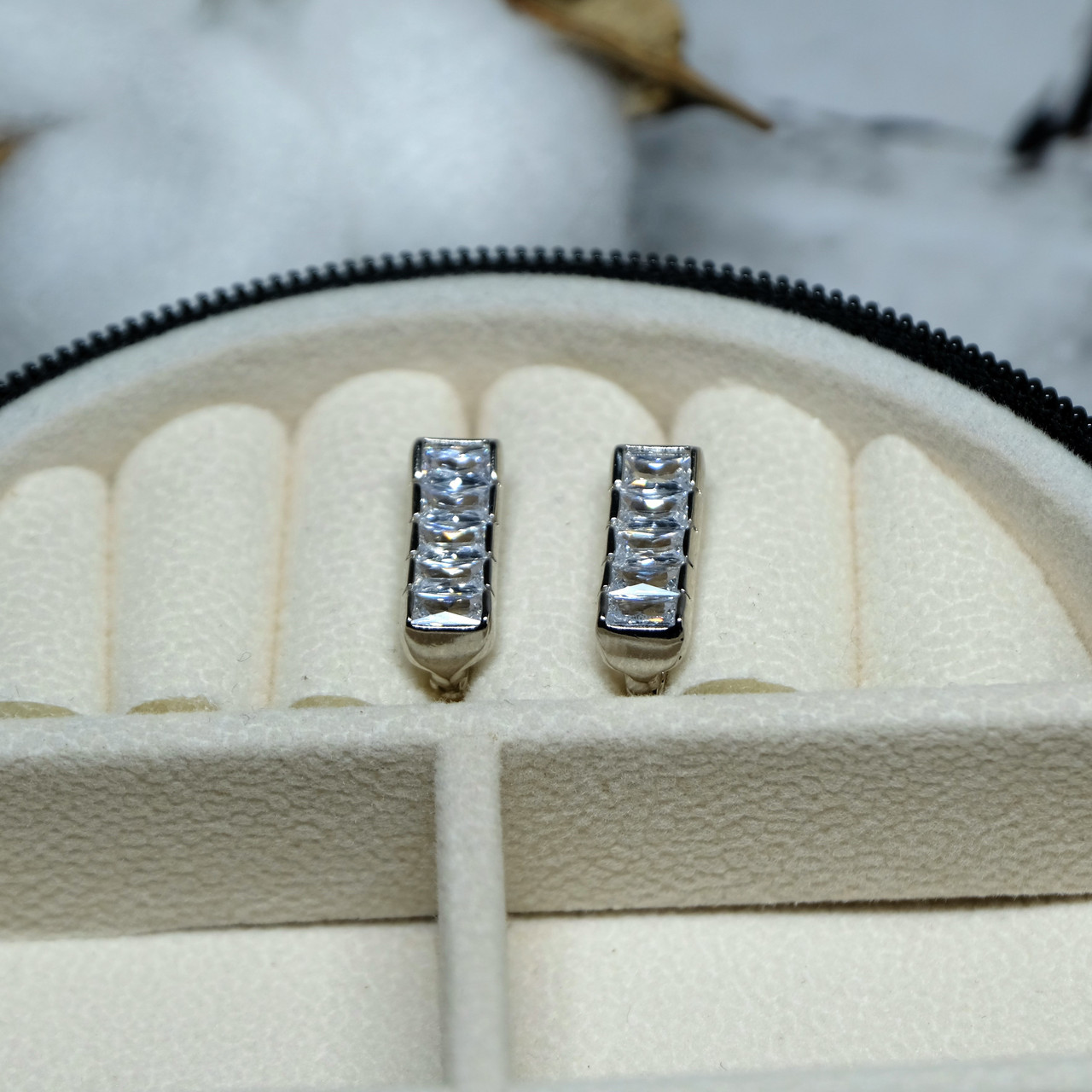 Сережки Xuping Jewelry з білим цирконом з медичного сплаву родій 16х6 мм XCP-352