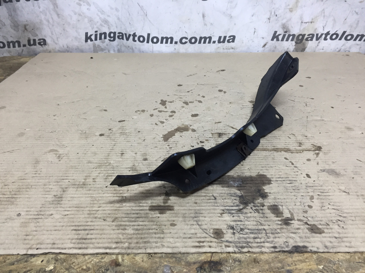 Дефлектор радіатора лівий Audi A4 B8 8K0121283K