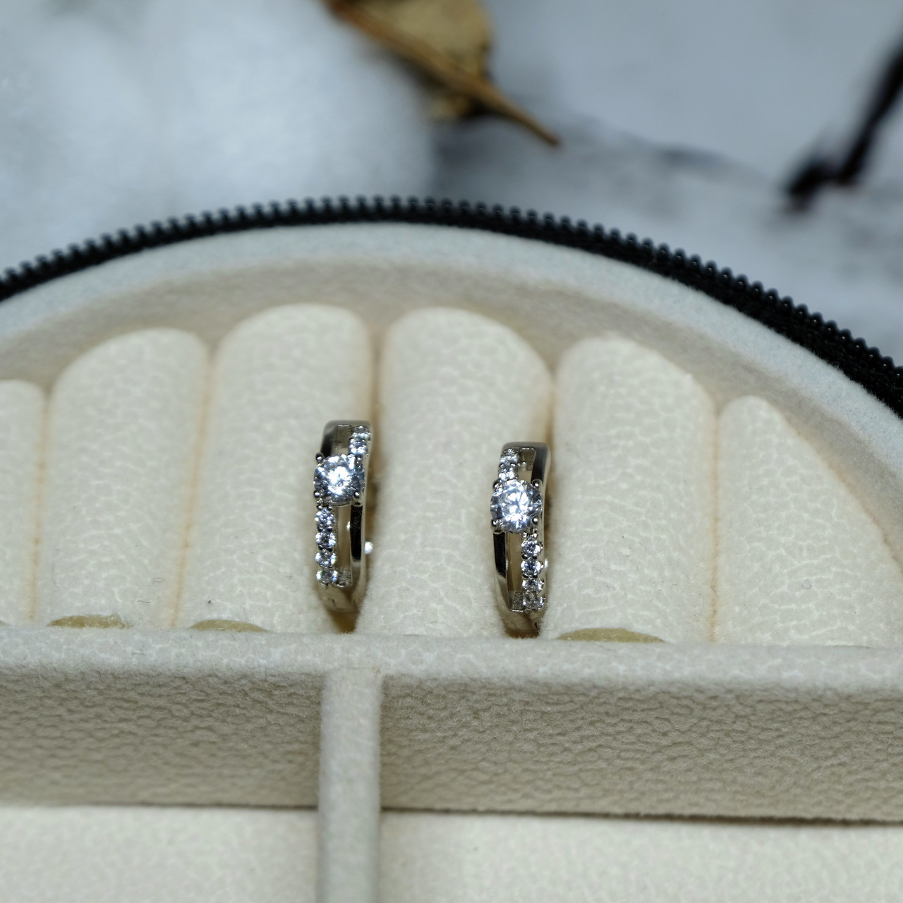 Сережки Xuping Jewelry з білим цирконом з медичного сплаву родій 12х3 мм XCP-388