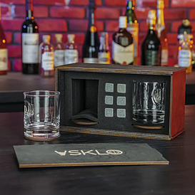 Подарунковий набір "Особливий Смак" келихи для віскі з вставками в коробці.