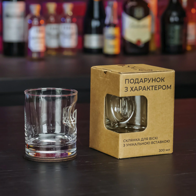 Склянка для віскі з гербом України, герб України у склянці для віскі.