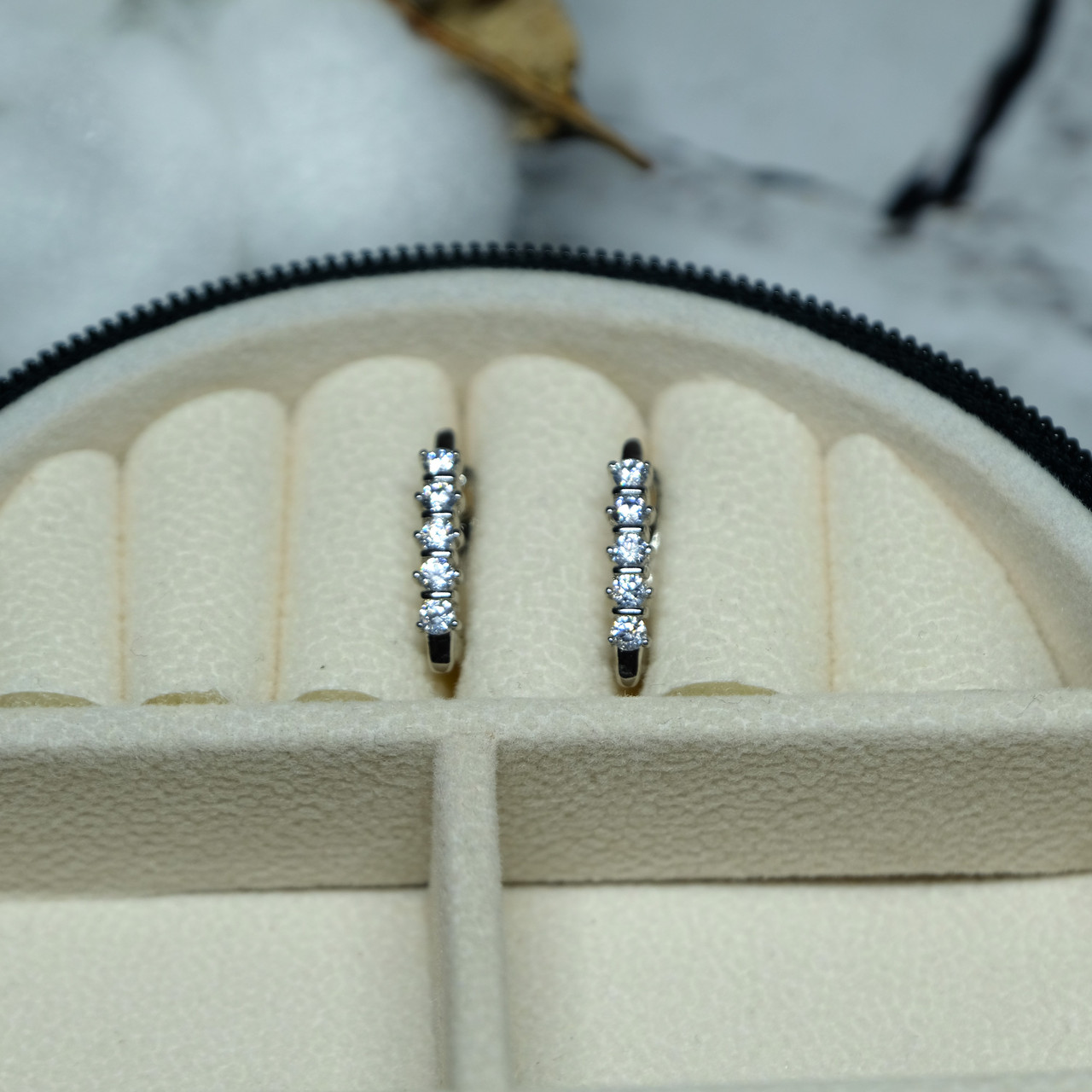 Сережки Xuping Jewelry з білим цирконом з медичного сплаву родій 17х3 мм XCP-431