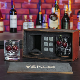 Подарунковий набір "БЛИЗНЮКИ" келихи для віскі з вставками в коробці.