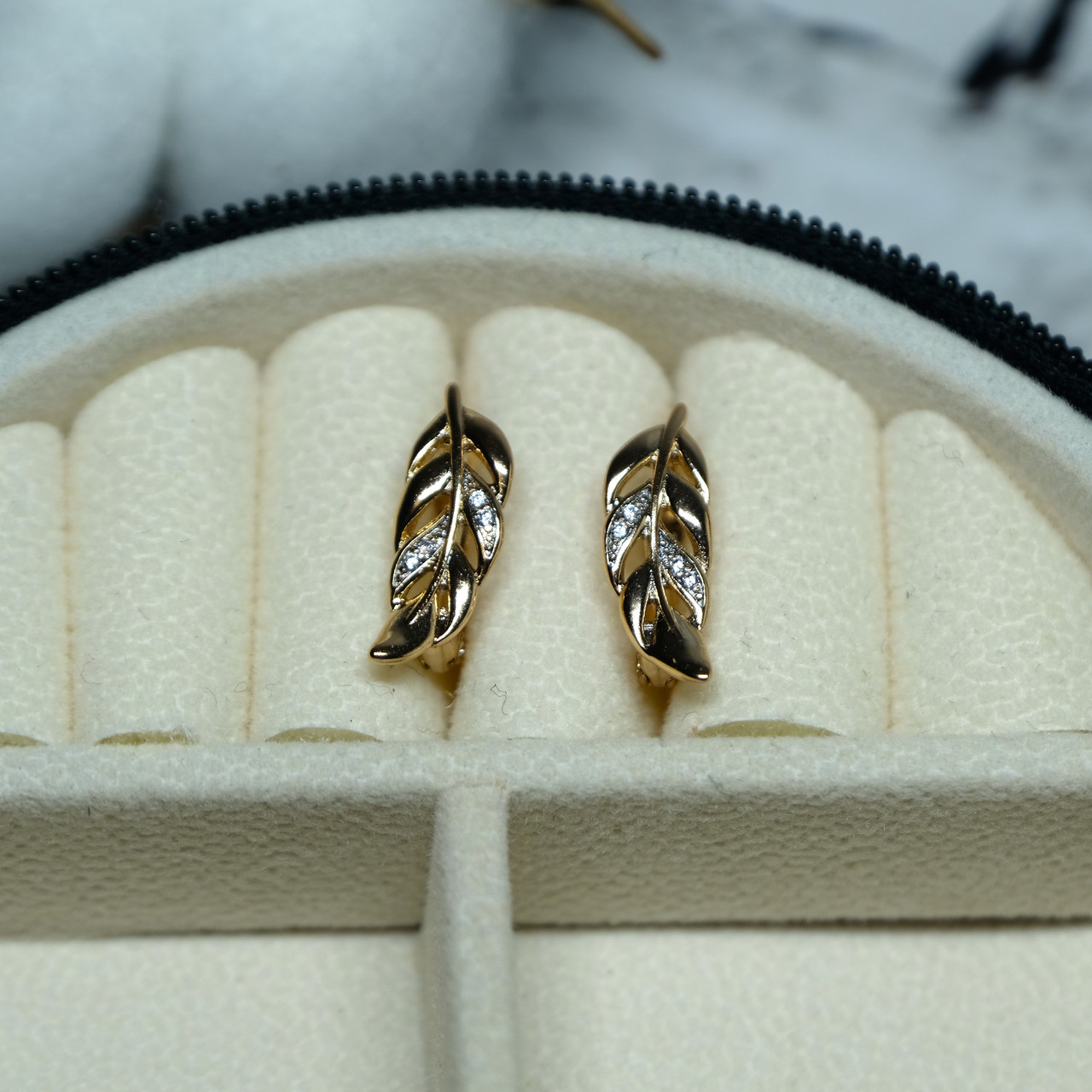 Сережки Xuping Jewelry Пір'я з білим цирконом з медичного сплаву 18х6 мм XC-2226