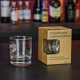 Склянка для віскі з якорем, якір у склянці для віскі.