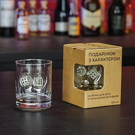 Склянка для віскі з кубиками, кубики в склянці для віскі.