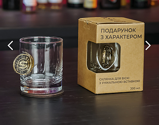Склянка для віскі з монетою, монета в склянці для віскі
