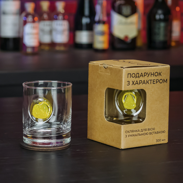Склянка для віскі з часточкою мандаринки, часточка мандаринки в склянці для віскі.