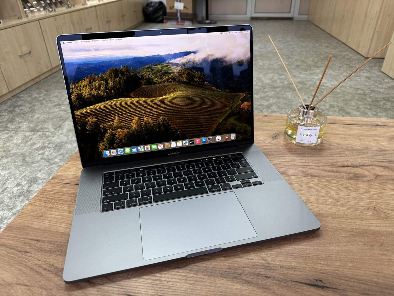 【動作品】Apple MacBook Pro A1989 上半身 6454781905_w640_h640_645478190