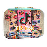 Косметика у валізі Tik Tok помада тіні набір для манікюру пензлі блискітки для макіяжу 17,5*7,5*20см (QH1001-16A), фото 3