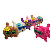 М'яка іграшка собака в окулярах гавкає та танцює