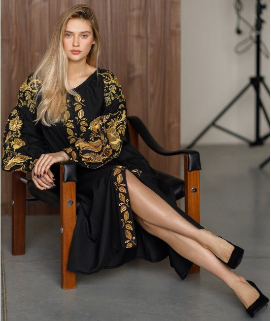 Чорна сукня з яскравою вишивкою, Сукня українська вишиванка чорне, Батальне довге чорне плаття в пілогу