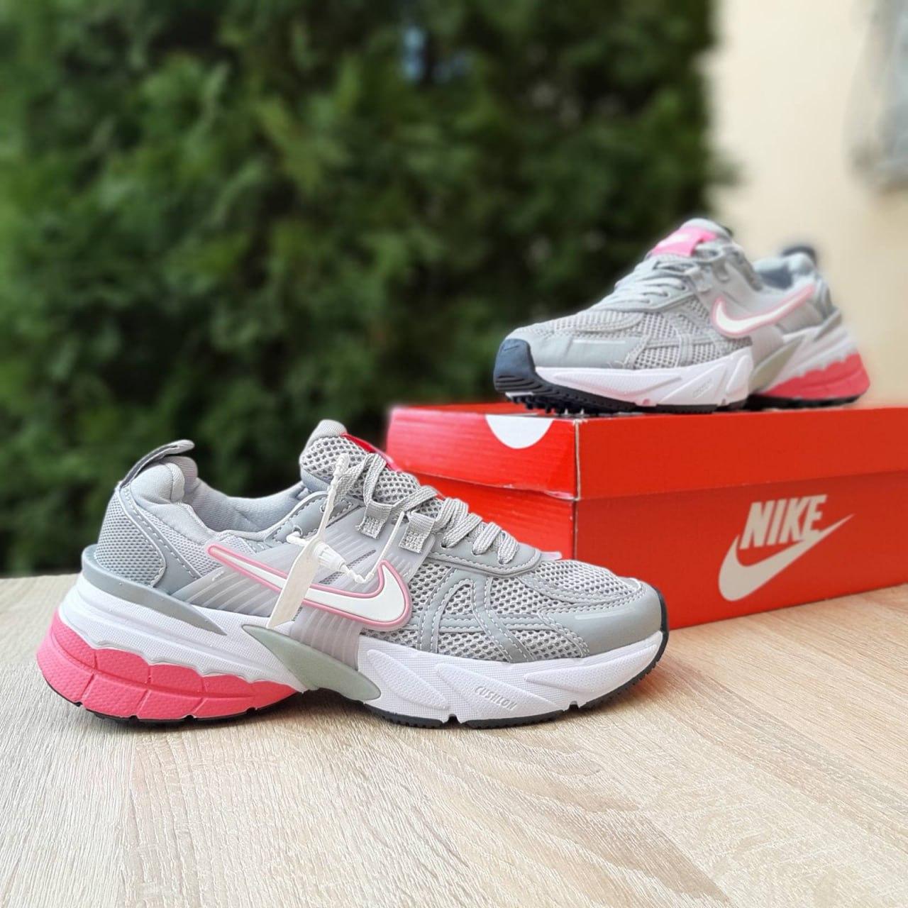 Жіночі кросівки NIKE V2K RUN стильні кросівки nike повсякденне жіноче взуття текстильні кросівки найк, фото 1